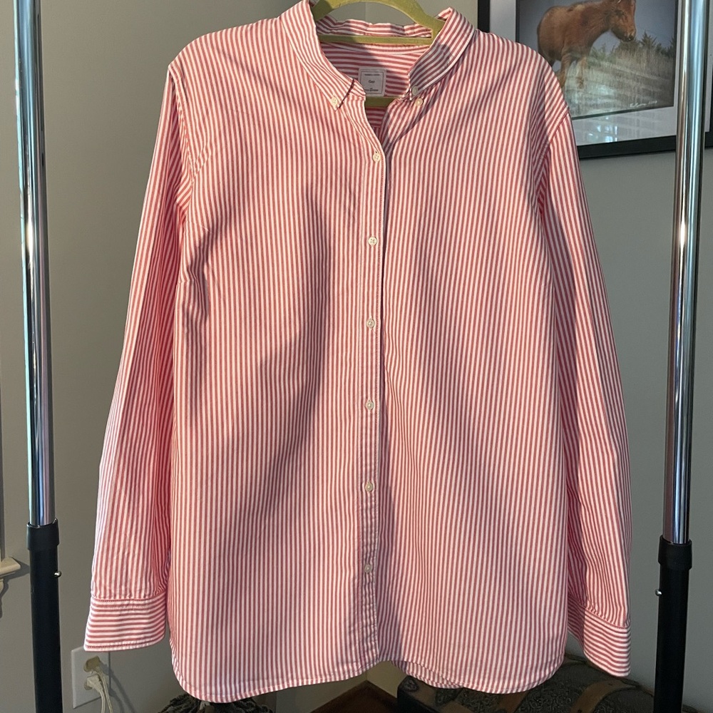 Red and white stripped women’s Gap button up shirt